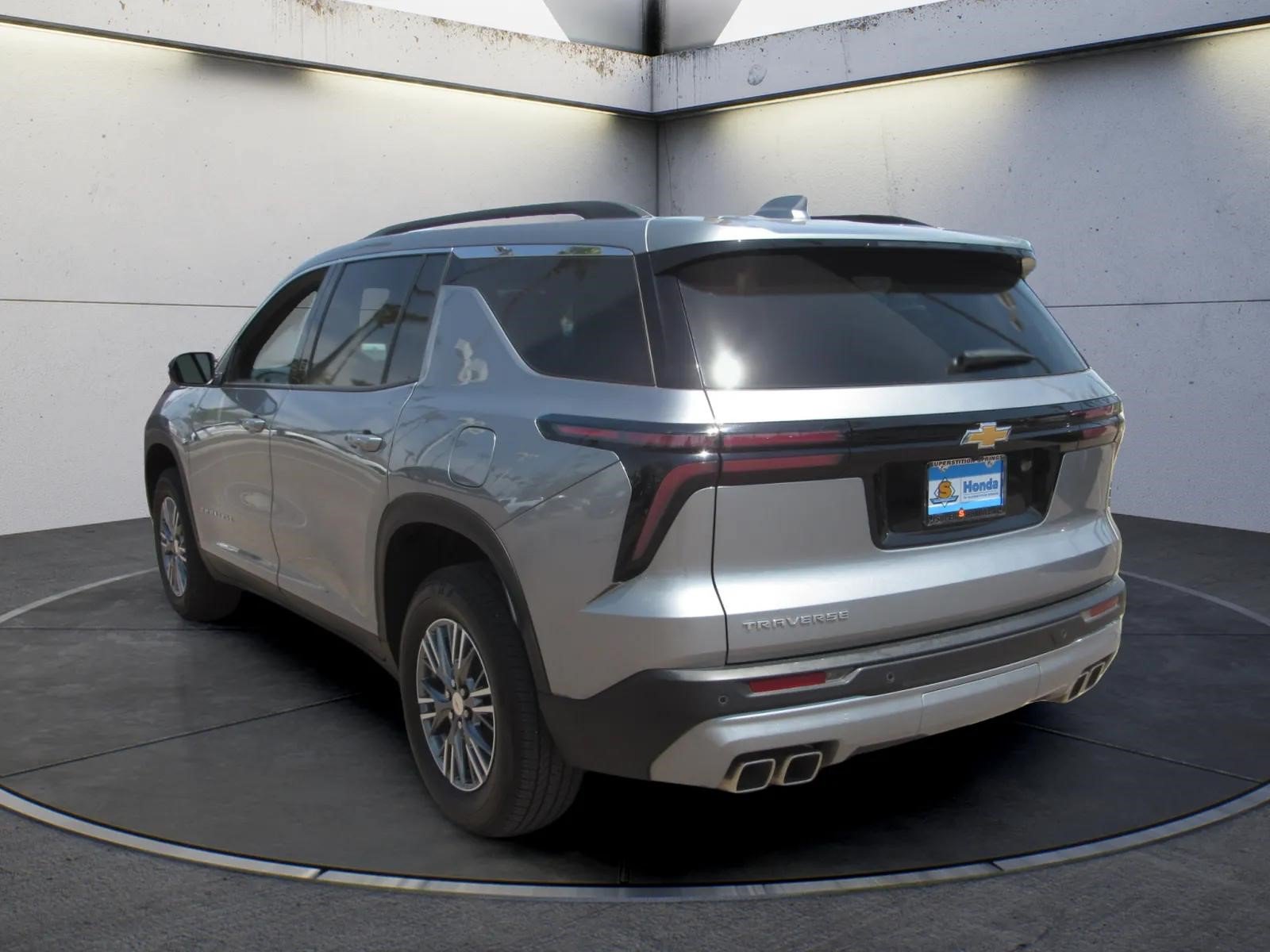 Used 2025 Chevrolet Traverse LT FWD image 6