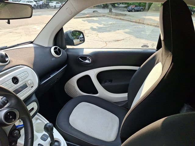Used 2016 smart fortwo passion RWD image 13