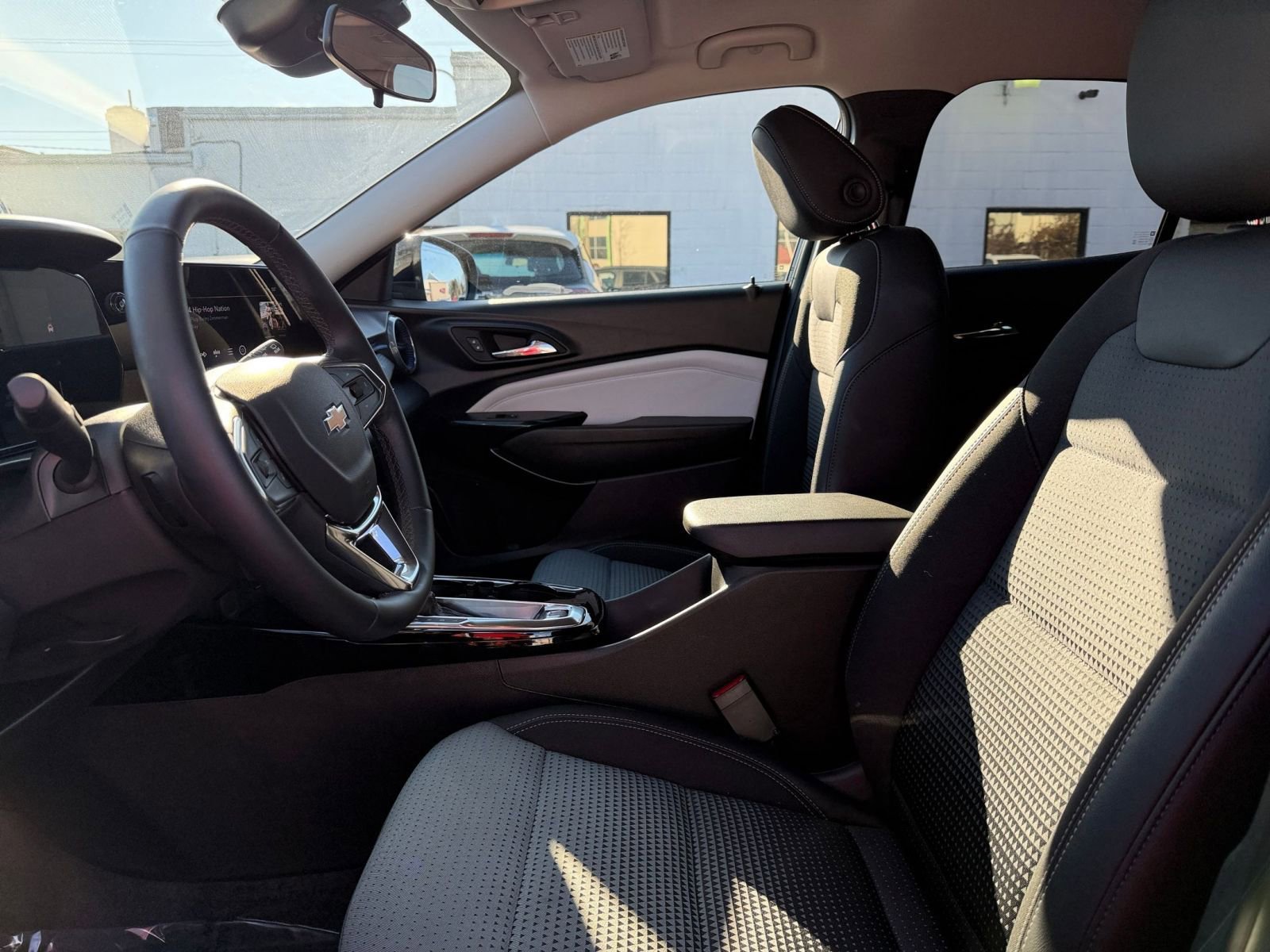 Used 2025 Chevrolet Trax LT w/ LT Convenience Package image 24