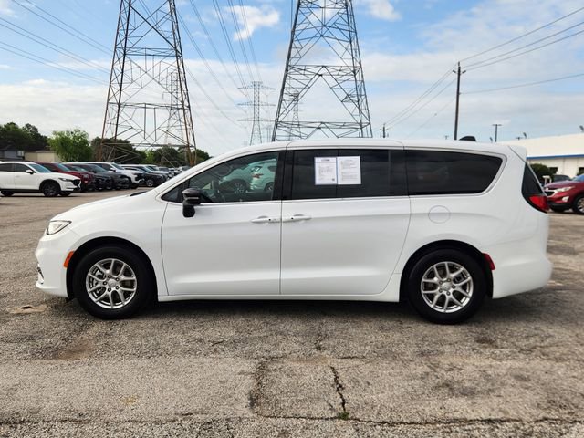 Used 2025 Chrysler Pacifica Select FWD image 4