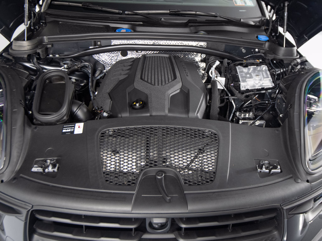 Certified 2026 Porsche Macan AWD/4WD image 47