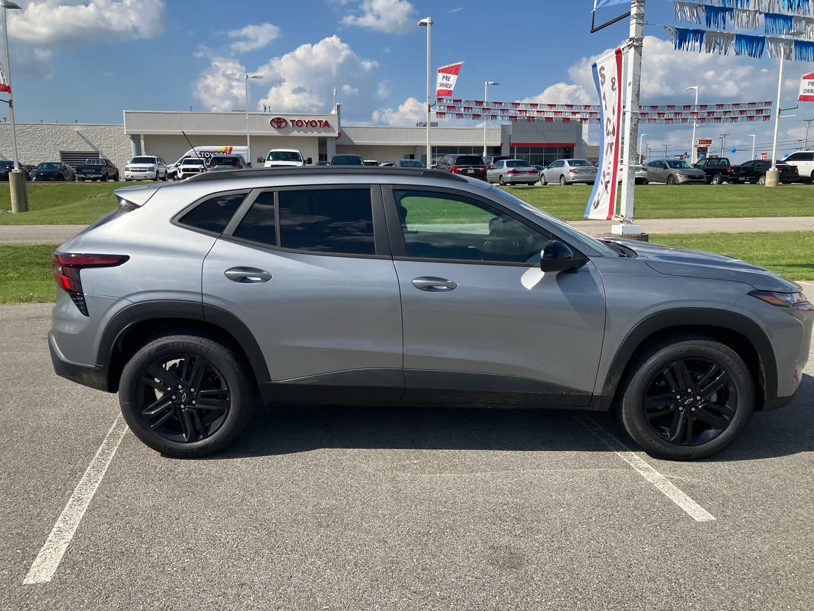 New 2026 Chevrolet Trax ACTIV w/ Sunroof Package FWD image 8