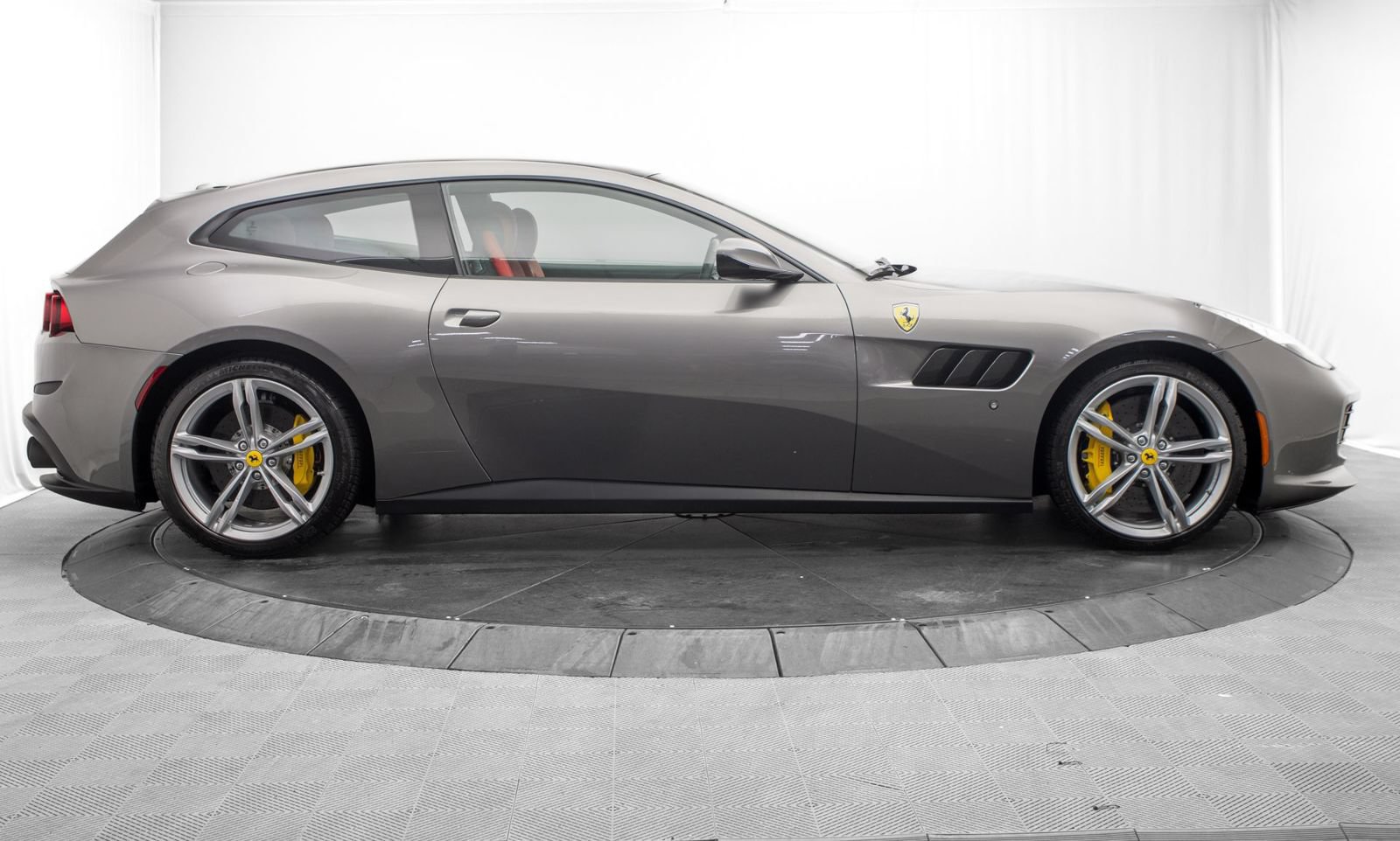Used 2018 Ferrari GTC4Lusso AWD/4WD image 2