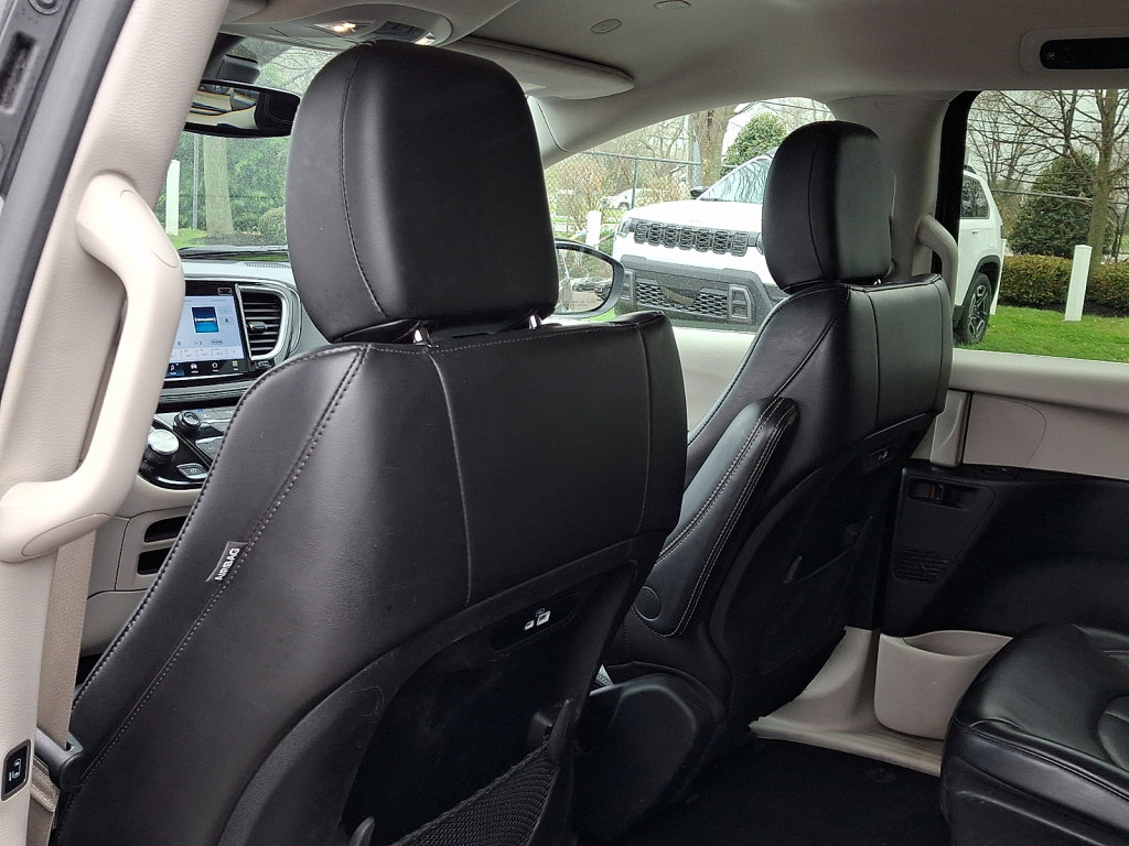 Used 2023 Chrysler Pacifica Touring-L image 21