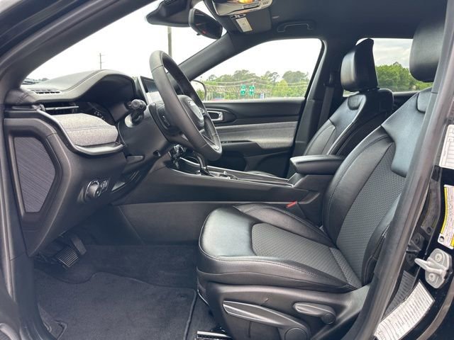 Used 2025 Jeep Compass Latitude AWD/4WD image 9
