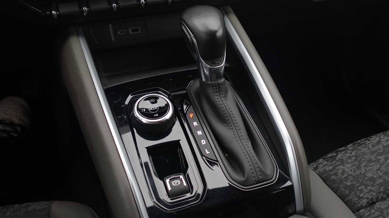 Used 2024 Chevrolet Colorado ZR2 w/ Technology Package AWD/4WD image 31