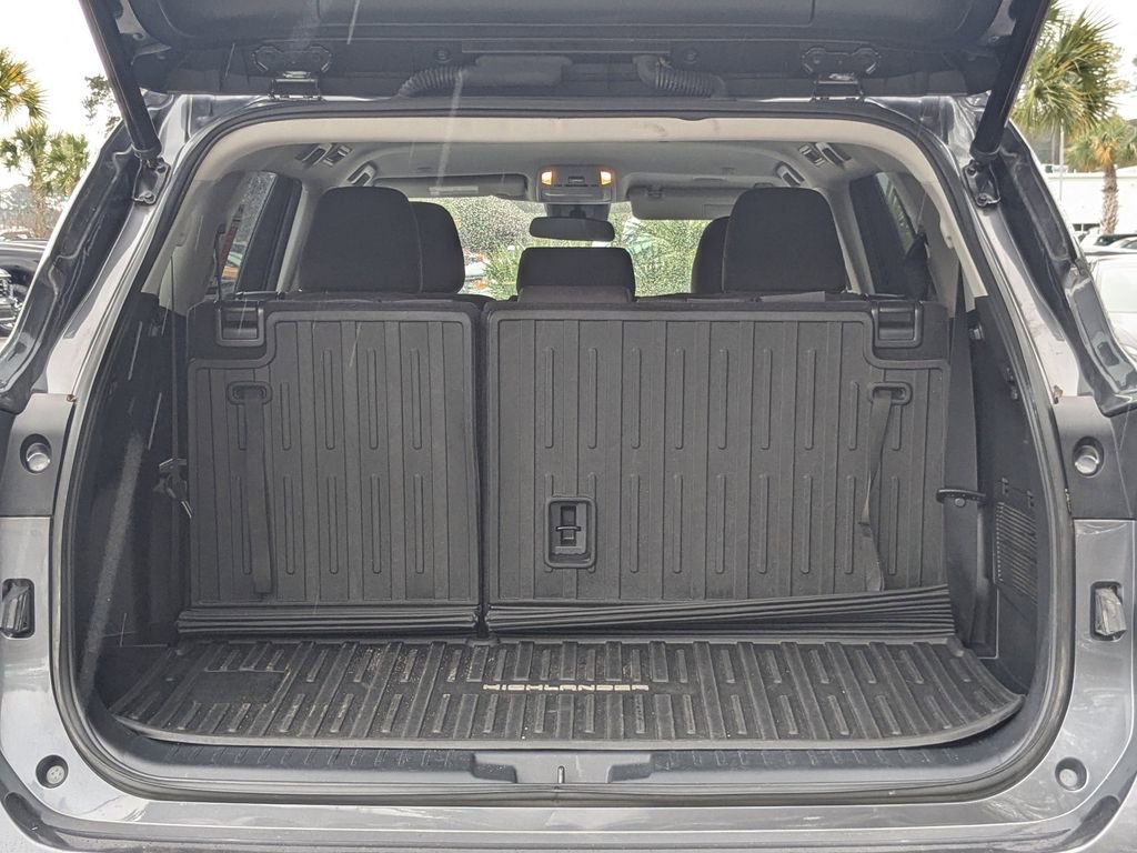 Used 2023 Toyota Highlander LE image 12