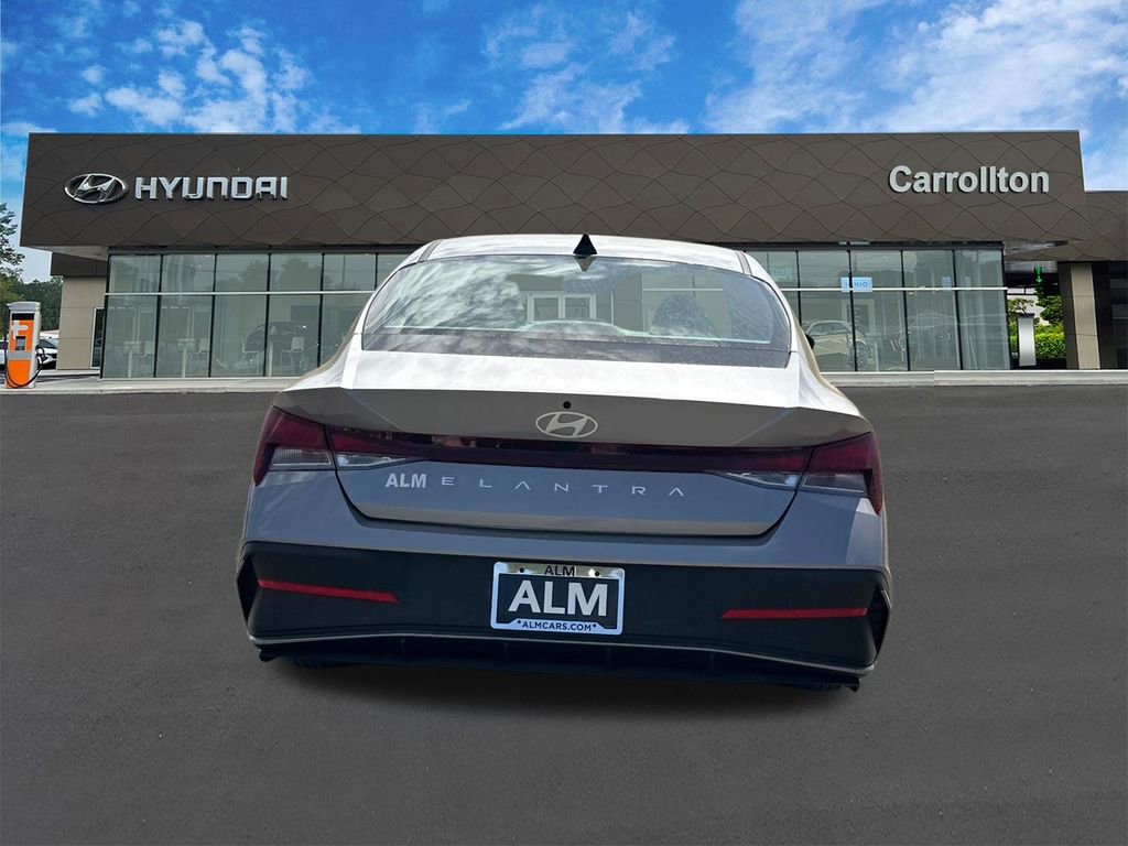 Used 2025 Hyundai Elantra SE image 6