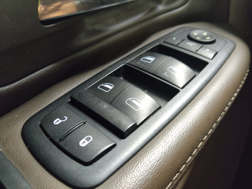 Used 2015 Chrysler Town & Country Limited Platinum FWD image 27
