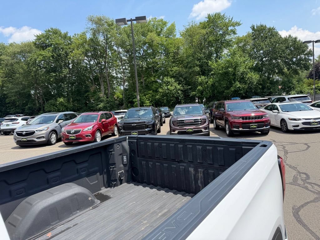 Used 2023 GMC Sierra 1500 AT4 w/ AT4 Preferred Package AWD/4WD image 9