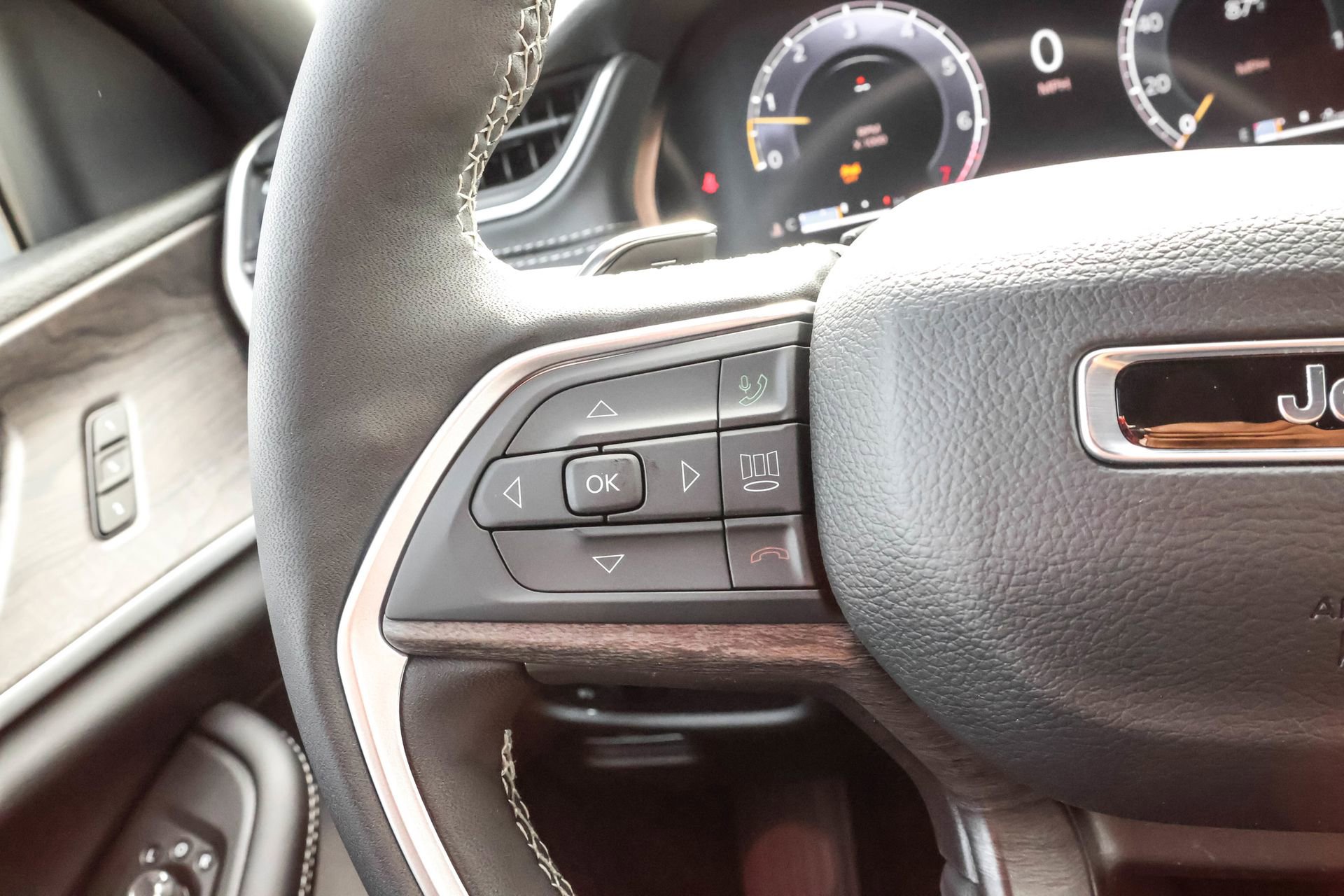 New 2025 Jeep Grand Cherokee Limited w/ Luxury Tech Group II image 24