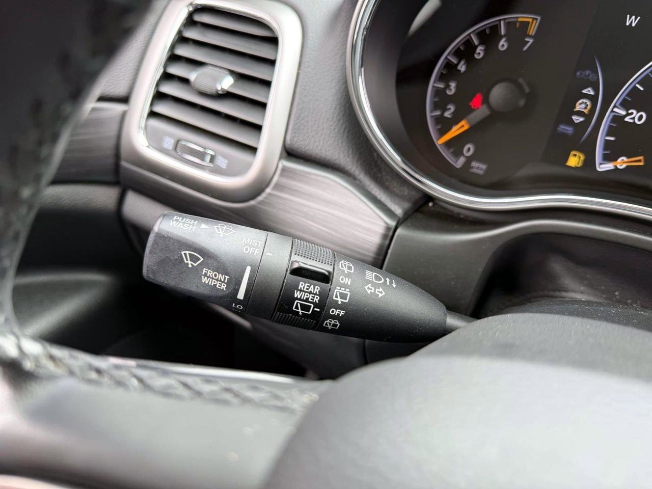 Used 2019 Jeep Grand Cherokee Laredo image 26