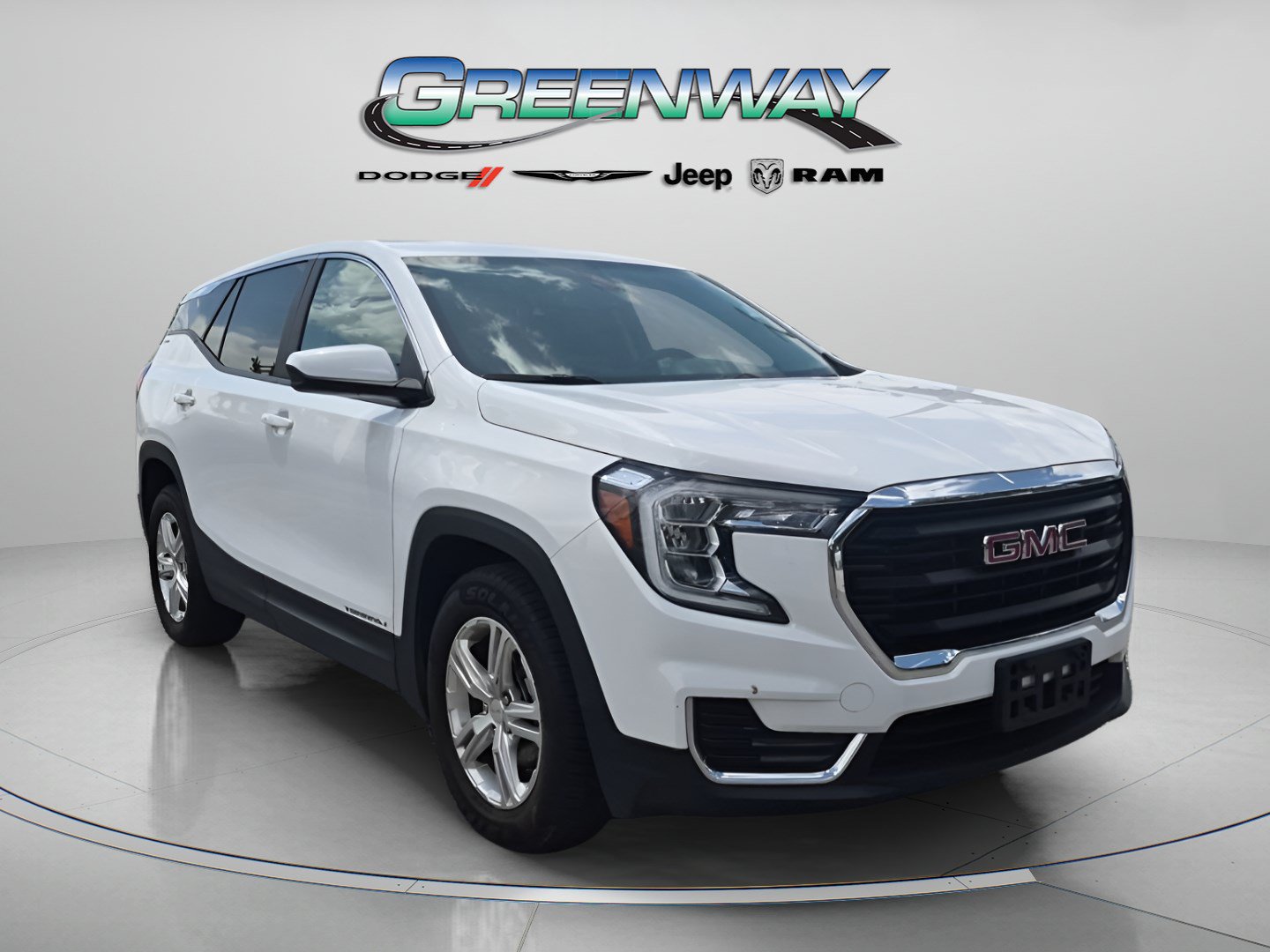 Used 2024 GMC Terrain SLE FWD image 1