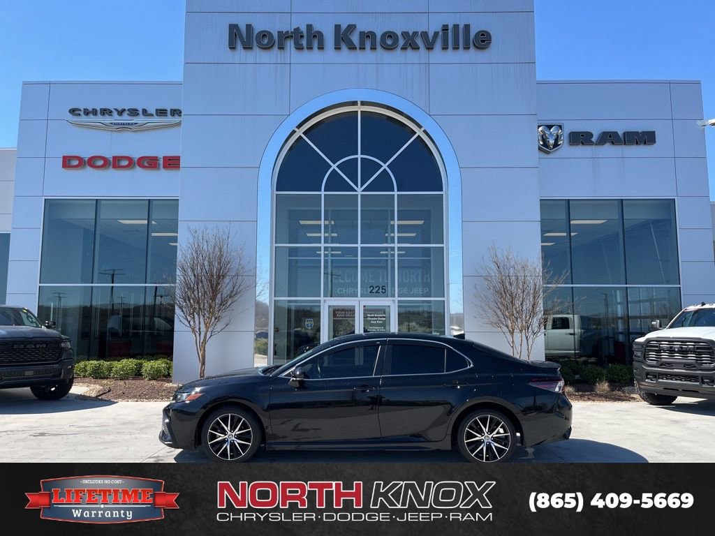 Used 2023 Toyota Camry SE image 2