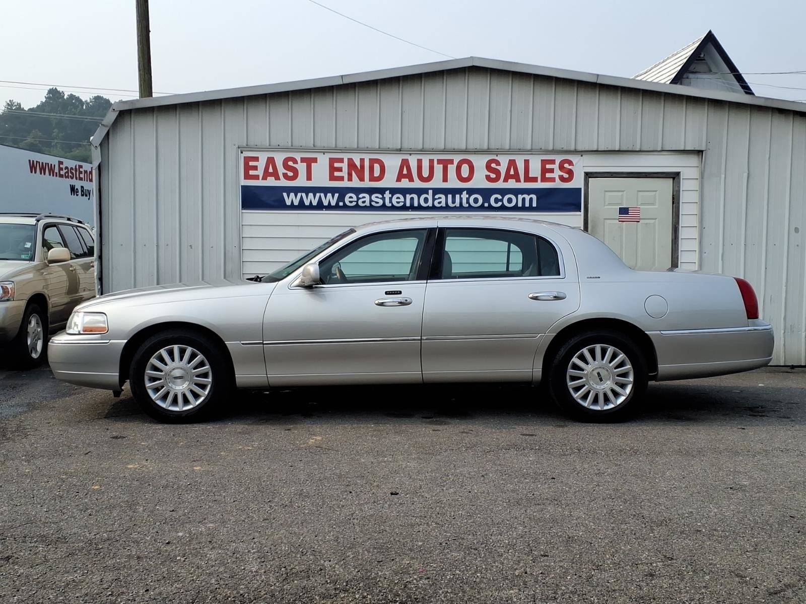Used 2004 Lincoln Town Car Ultimate RWD image 2