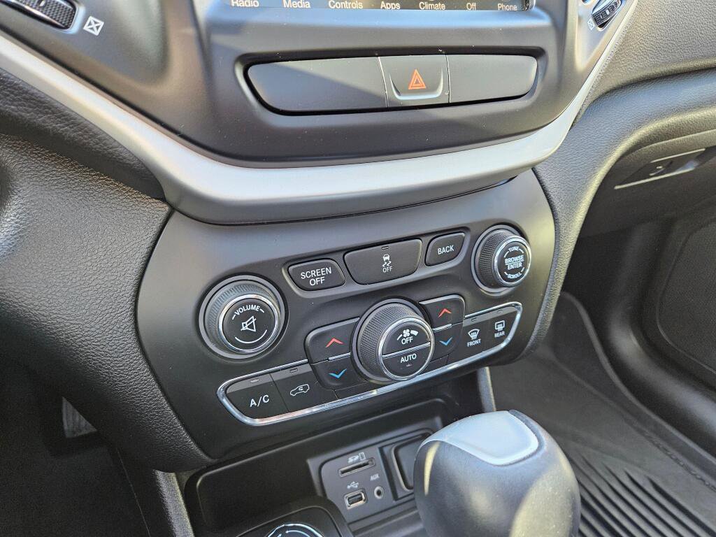 Used 2018 Jeep Cherokee Latitude Plus w/ Comfort/Convenience Group image 25