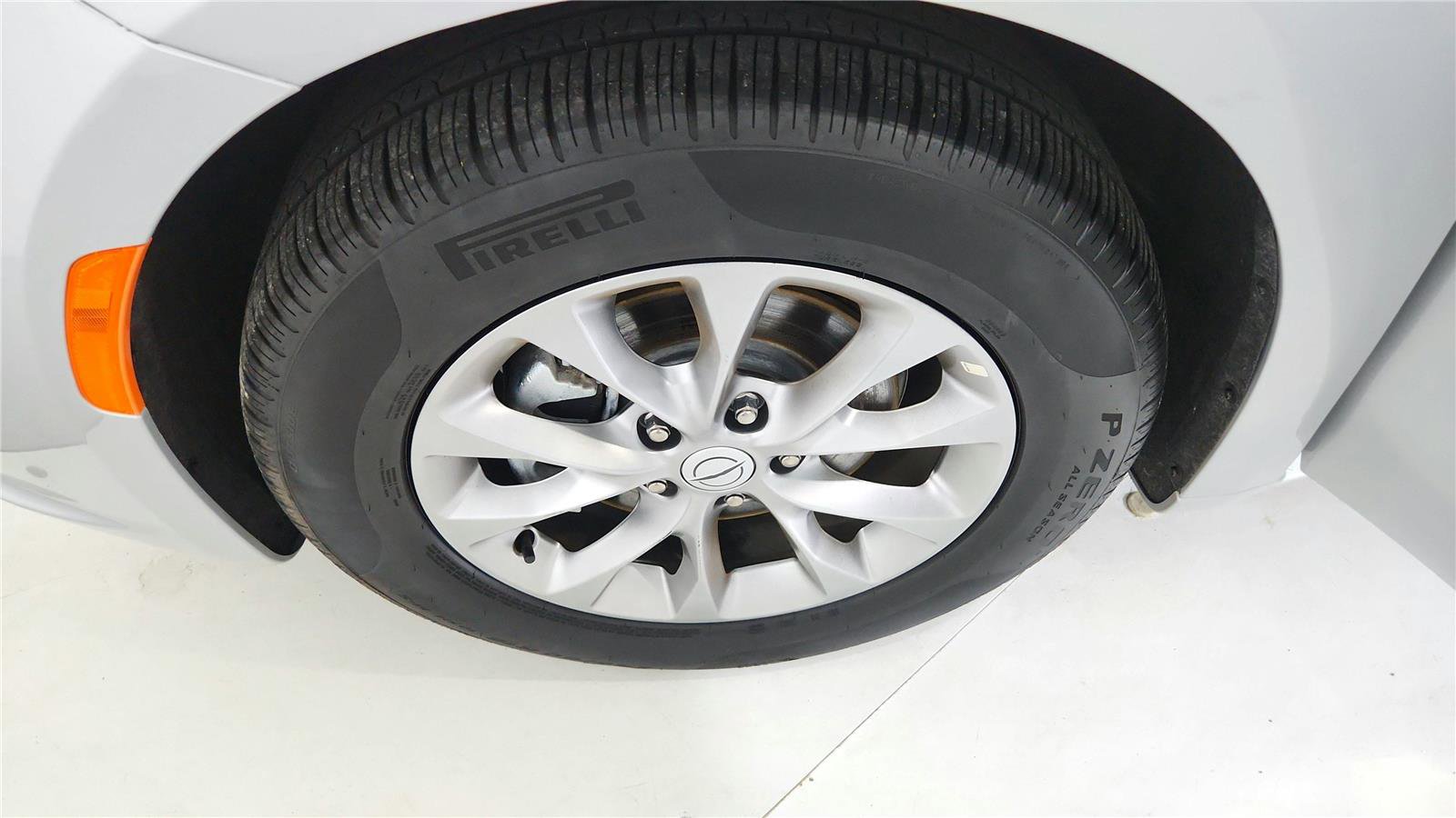 Used 2026 Chrysler Pacifica Limited FWD image 34