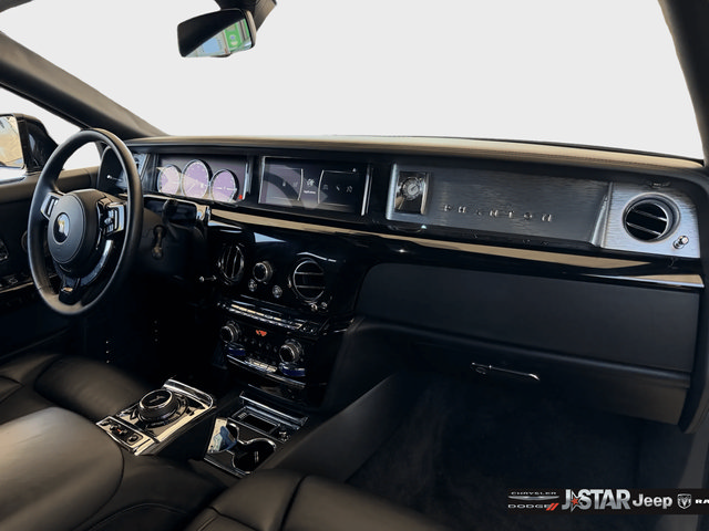 Used 2022 Rolls-Royce Phantom Sedan RWD image 18