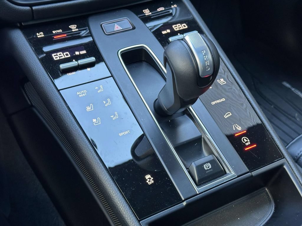 Certified 2025 Porsche Macan AWD/4WD image 27