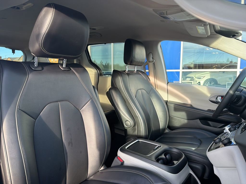 Used 2024 Chrysler Pacifica Touring-L FWD image 21