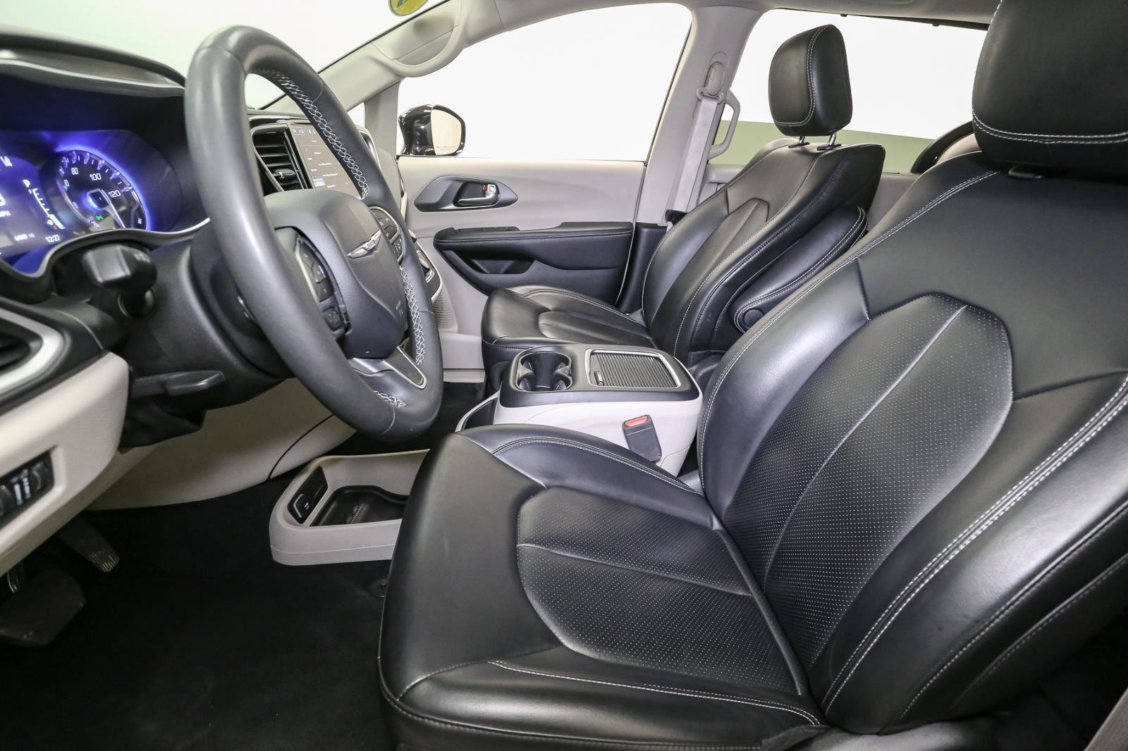 Used 2024 Chrysler Pacifica Touring-L image 38