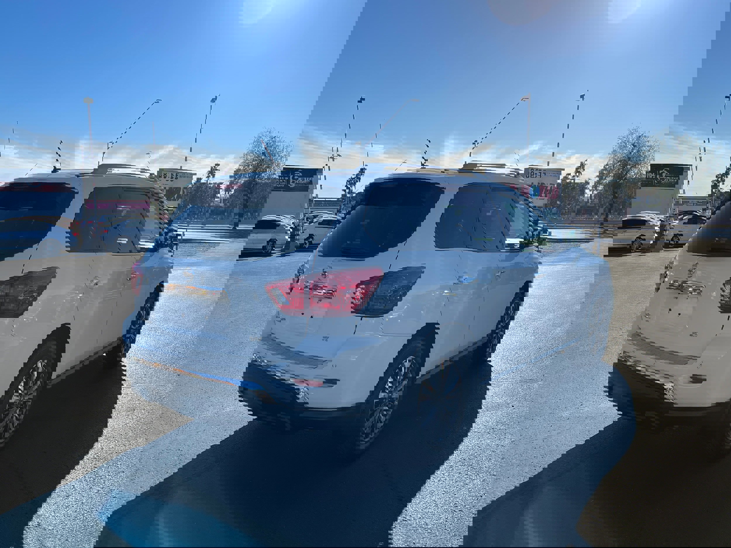 Used 2018 Nissan Pathfinder SV image 5