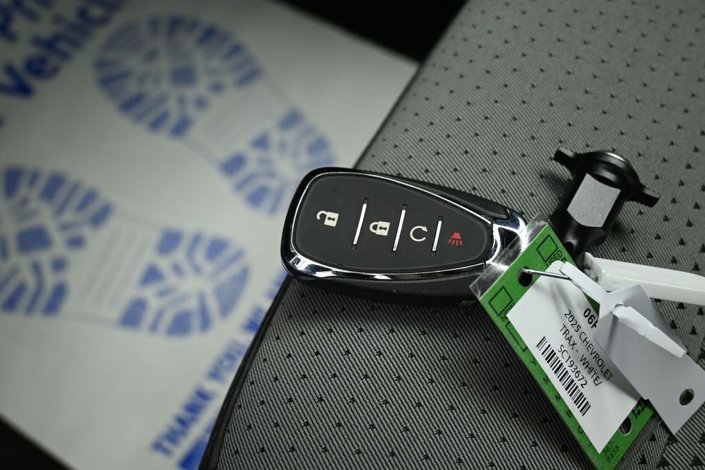 Used 2025 Chevrolet Trax LT FWD image 28