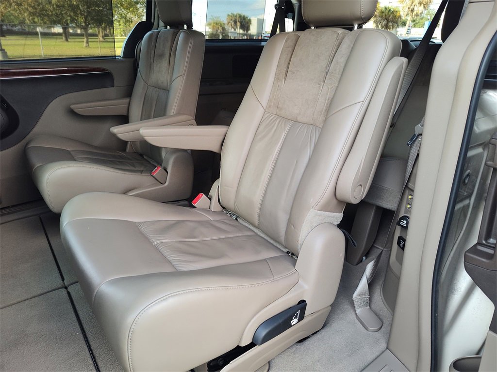 Used 2012 Chrysler Town & Country Limited w/ Luxury Group image 38