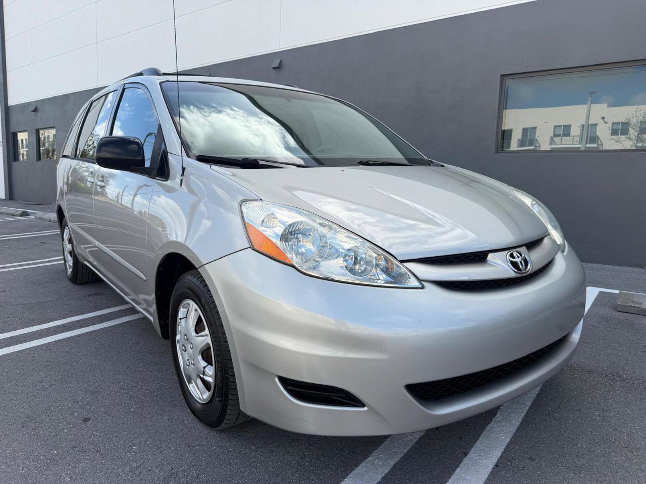 Used 2009 Toyota Sienna LE image 9