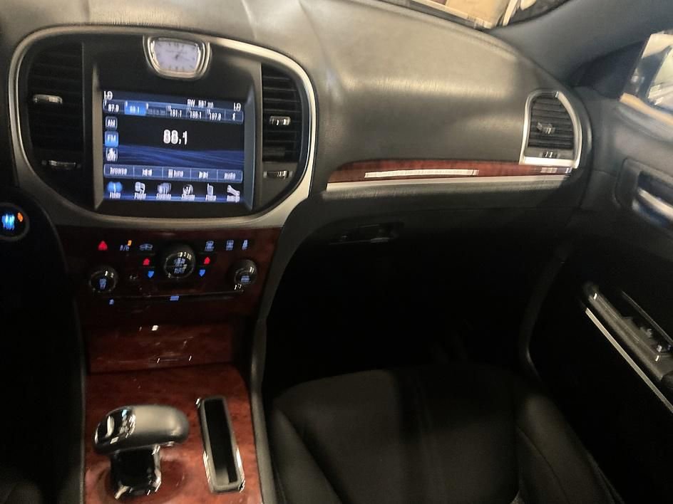 Used 2012 Chrysler 300 RWD image 4