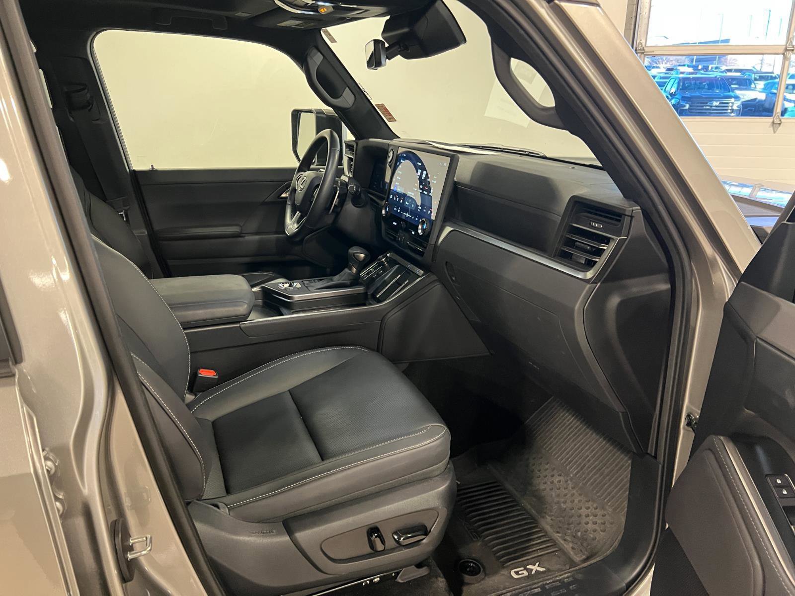 Used 2024 Lexus GX 550 w/ Accessory Package (31) image 38