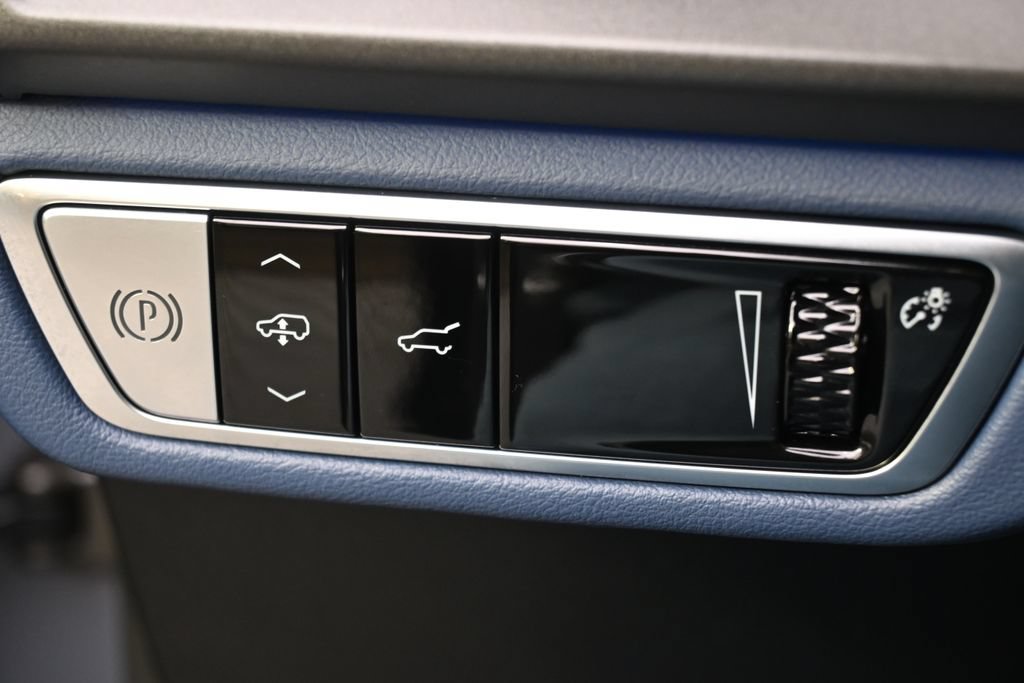 New 2026 Cadillac Vistiq Premium Luxury w/ LPO, Floor Liner Package AWD/4WD image 25