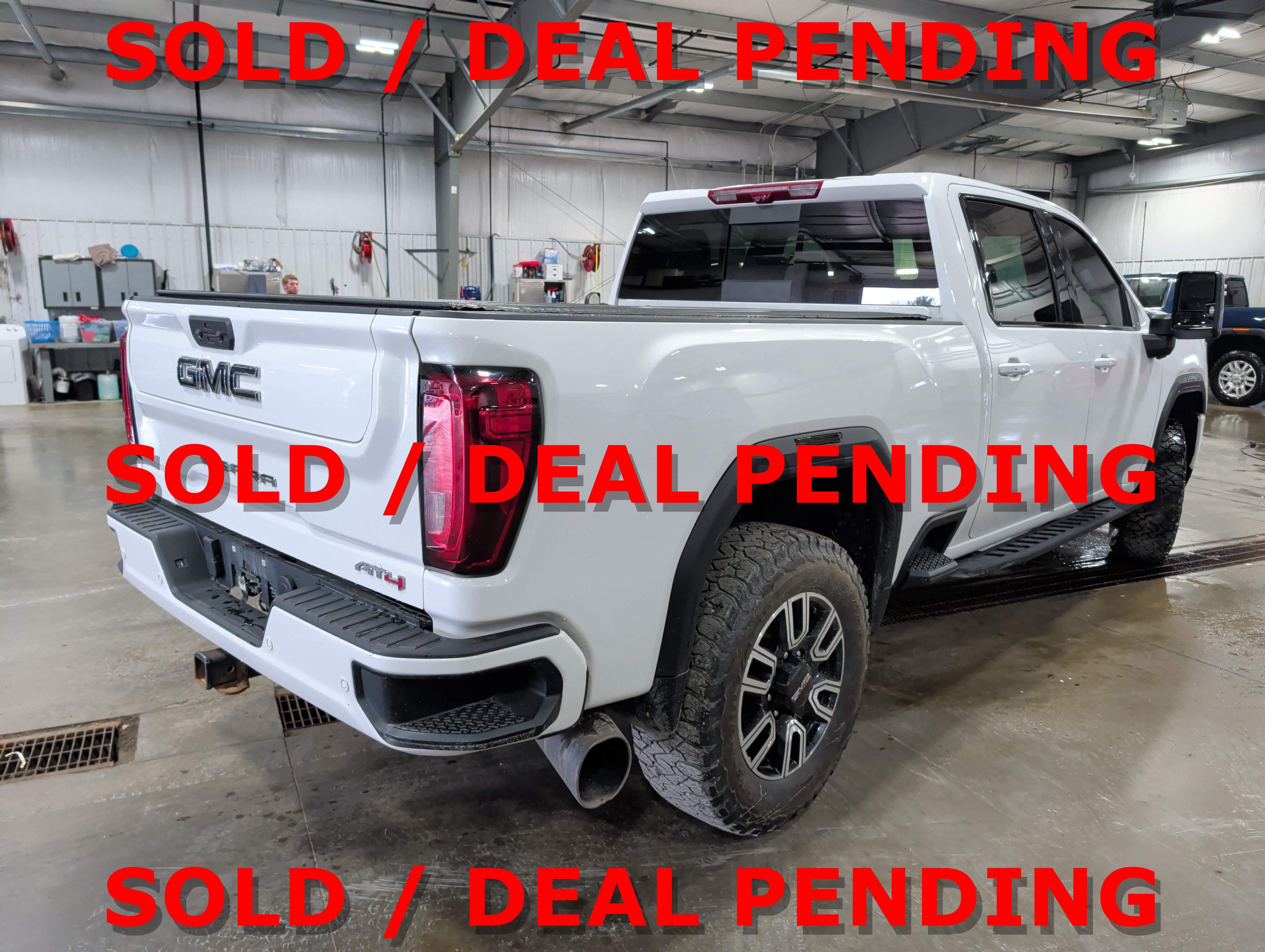 Used 2022 GMC Sierra 2500 AT4 w/ AT4 Premium Plus Package AWD/4WD image 3