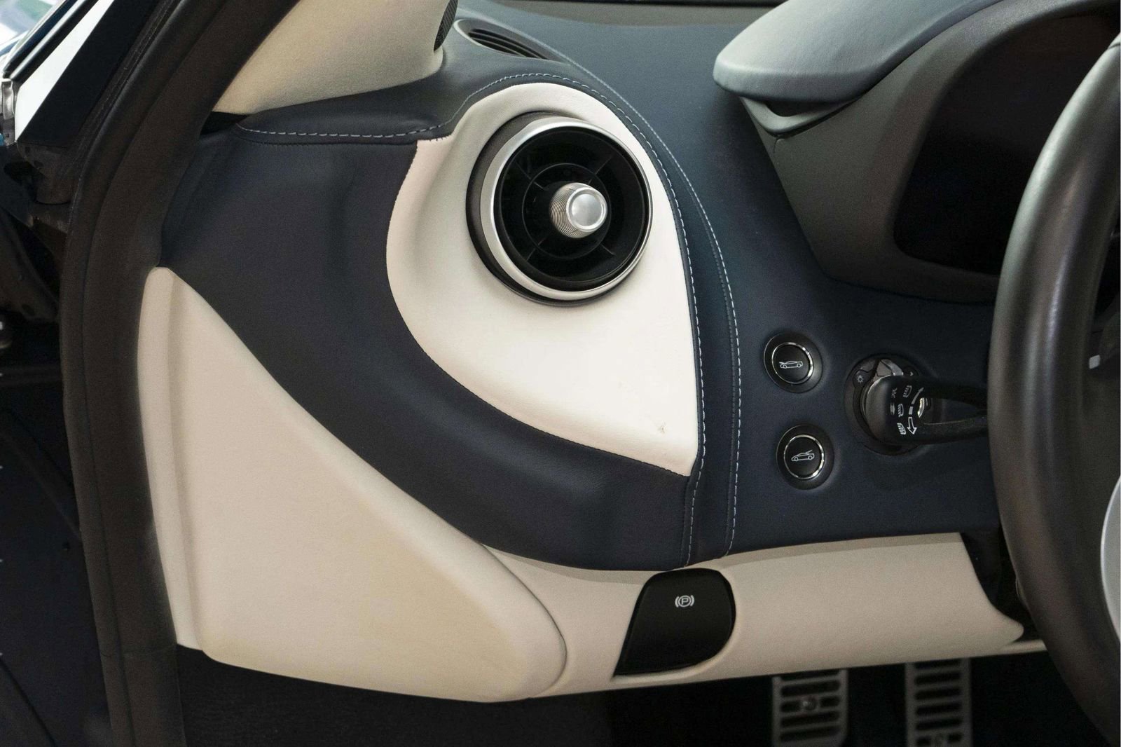 Used 2023 McLaren GT RWD image 22