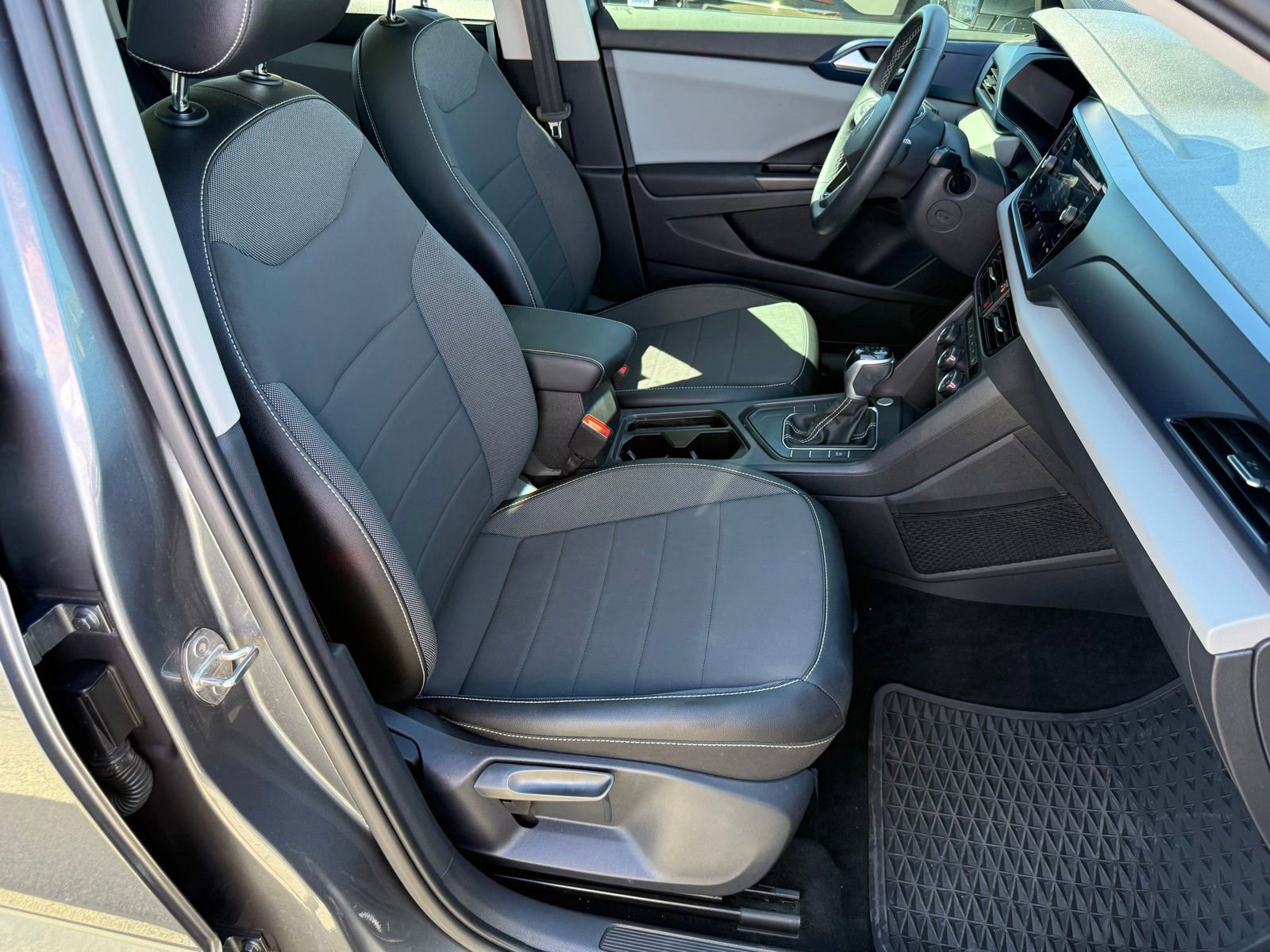 Used 2022 Volkswagen Taos SE w/ Panoramic Sunroof Package image 33