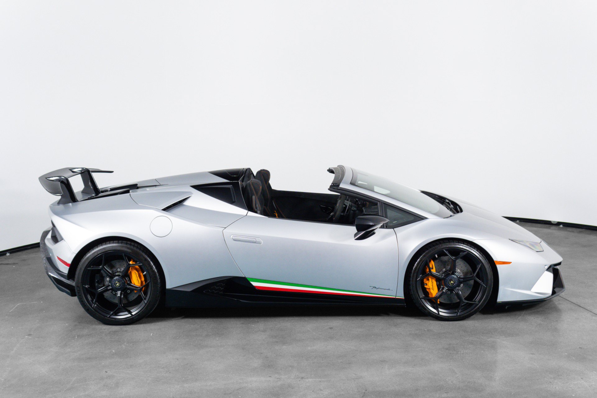 Used 2018 Lamborghini Huracan Performante AWD/4WD image 38