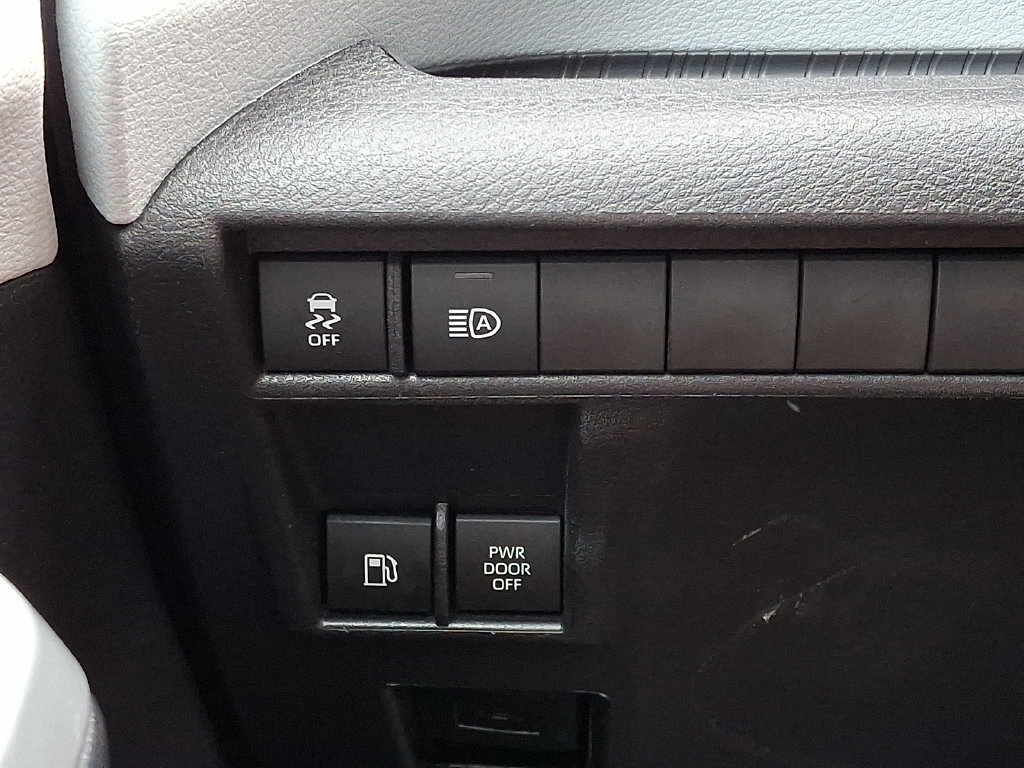 Used 2025 Toyota Sienna XLE FWD image 25
