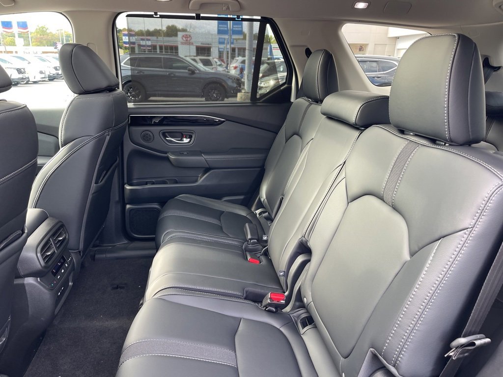 New 2025 Honda Pilot Touring image 19