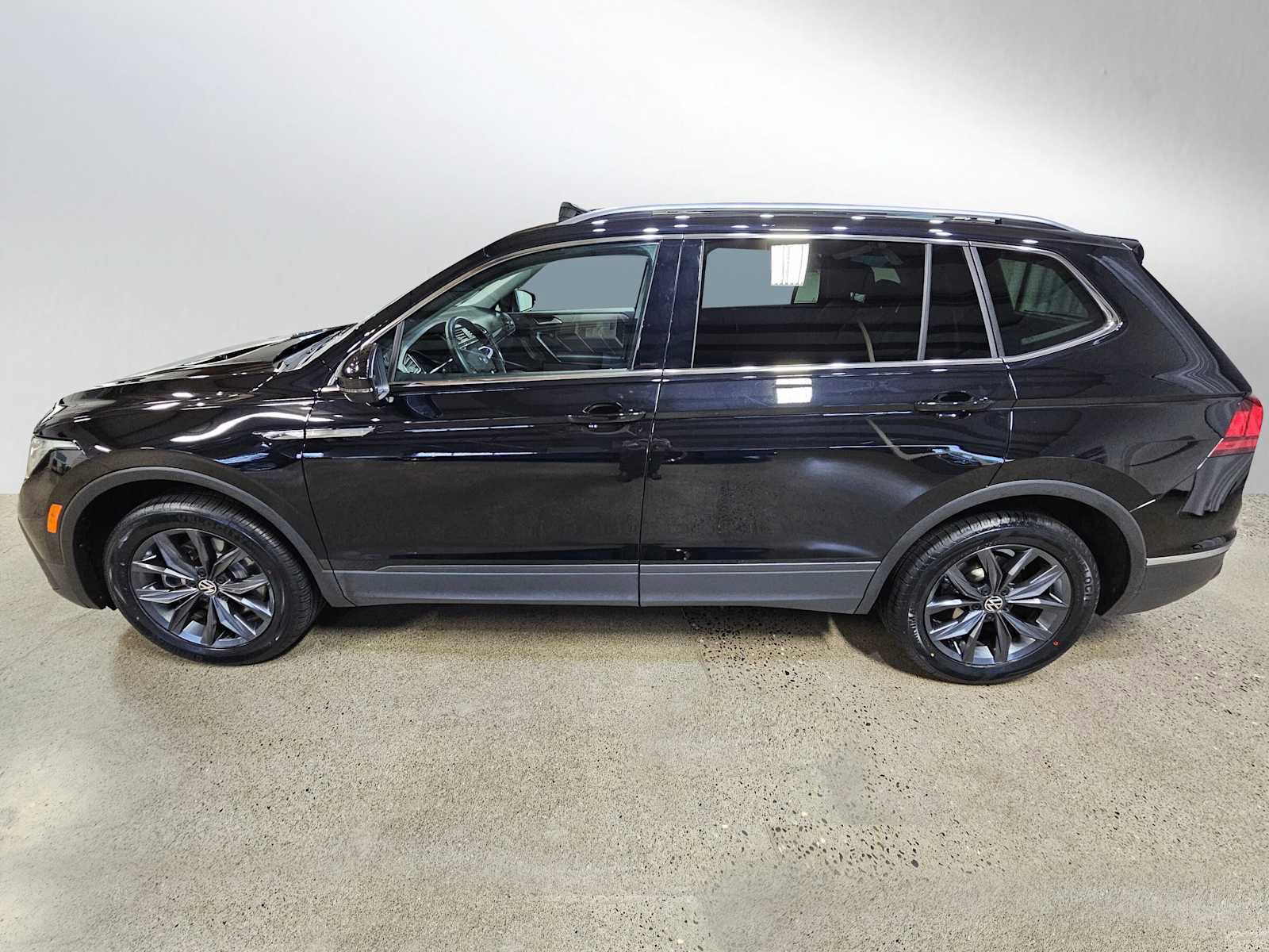 Used 2023 Volkswagen Tiguan SE w/ Panoramic Sunroof Package image 6