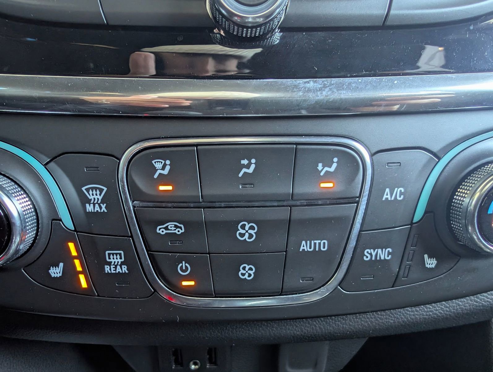 Used 2023 Chevrolet Traverse LT w/ LPO, Floor Liner Package image 20