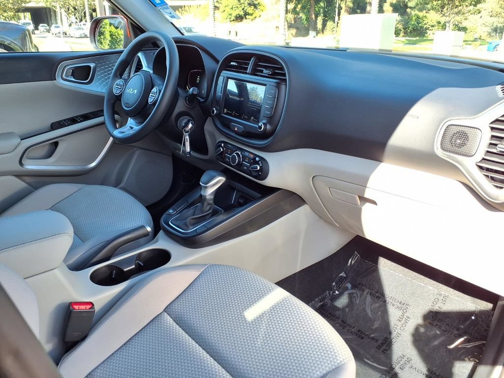 Certified 2025 Kia Soul LX w/ LX Technology Package FWD image 14