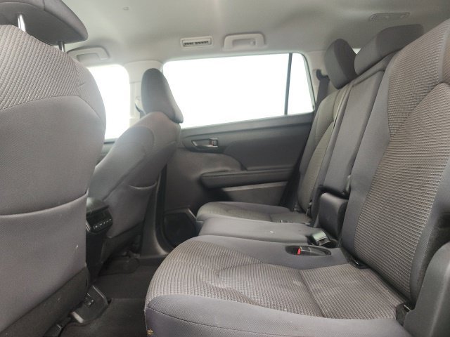 Used 2024 Toyota Highlander LE FWD image 10