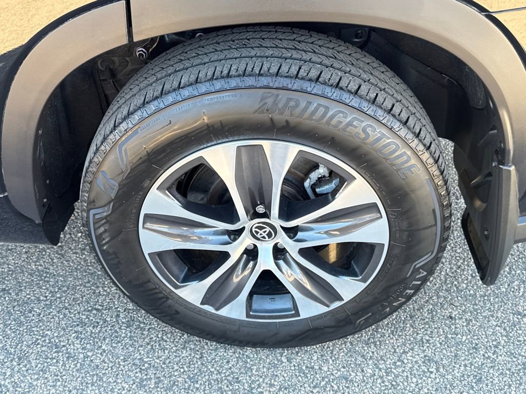 Used 2022 Toyota Highlander XLE image 41