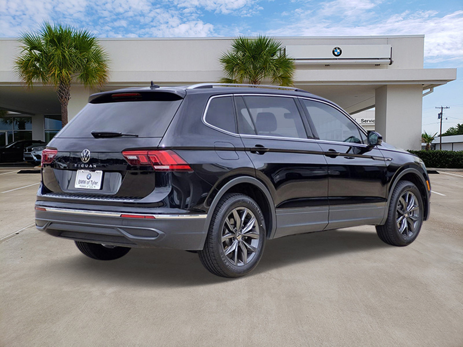 Used 2023 Volkswagen Tiguan SE FWD image 4