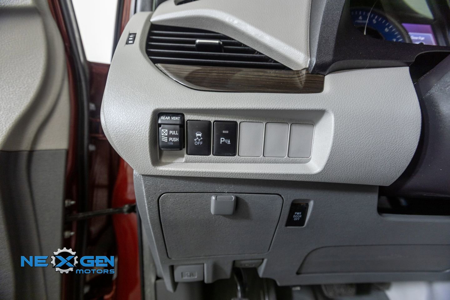 Used 2019 Toyota Sienna XLE w/ XLE Navigation Package image 13