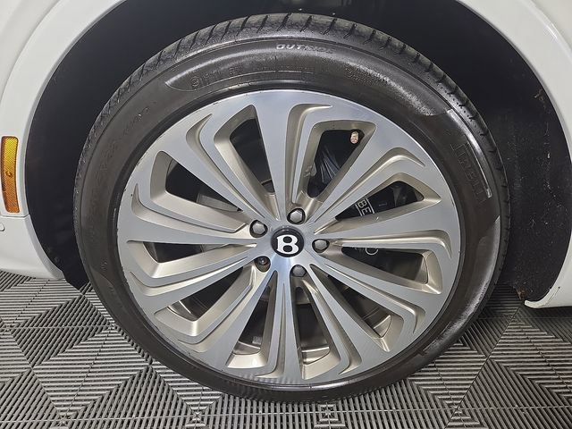 Used 2023 Bentley Bentayga Plug-In Hybrid image 9