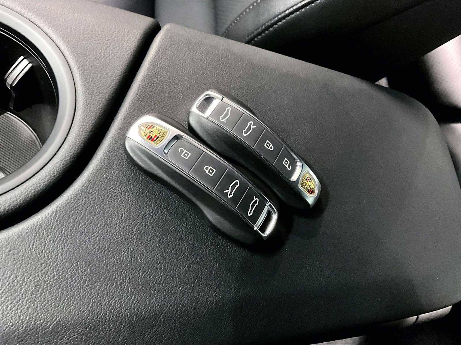 Used 2022 Porsche Taycan image 38