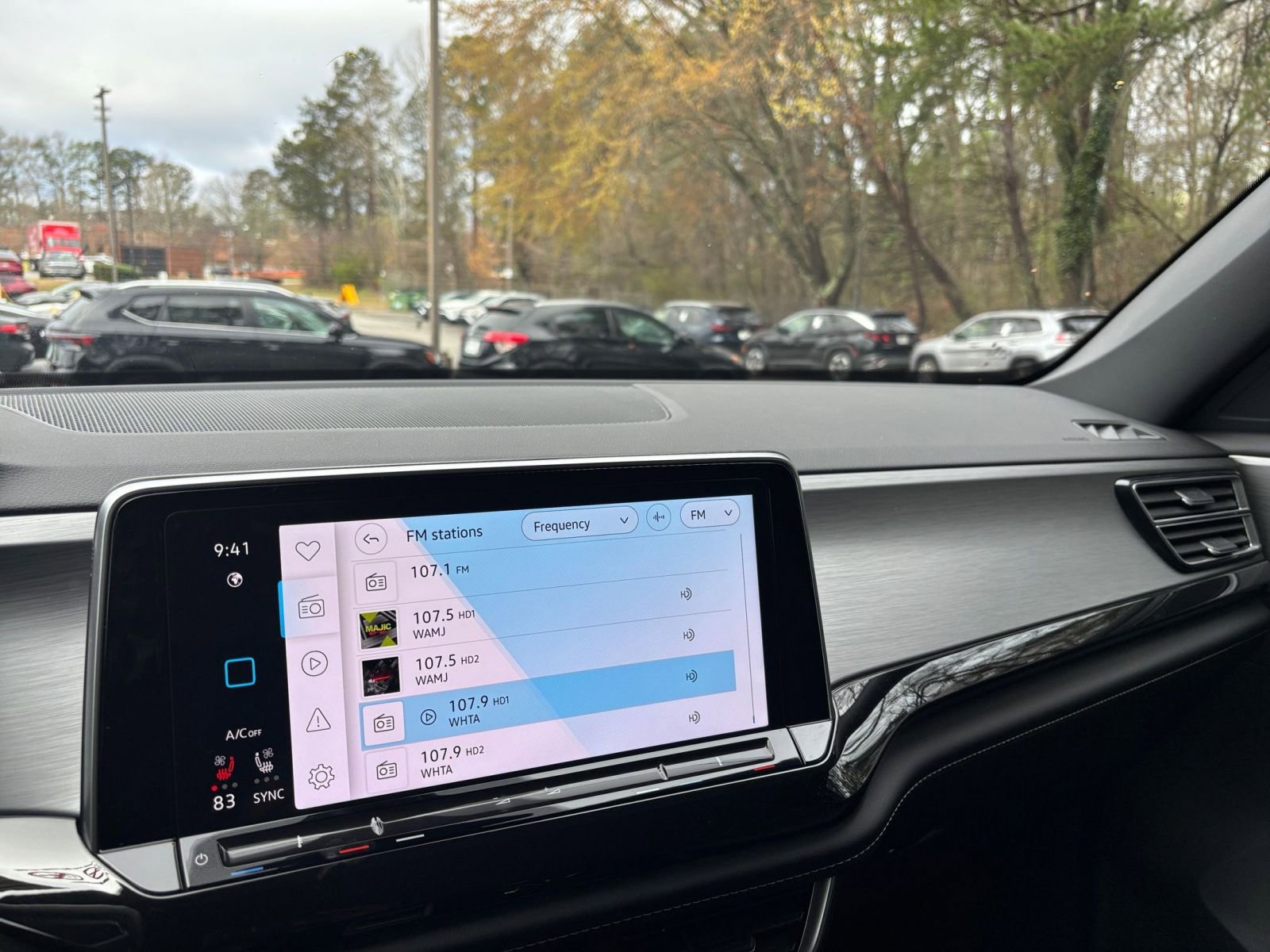 Used 2025 Volkswagen Atlas Cross Sport SE FWD image 37