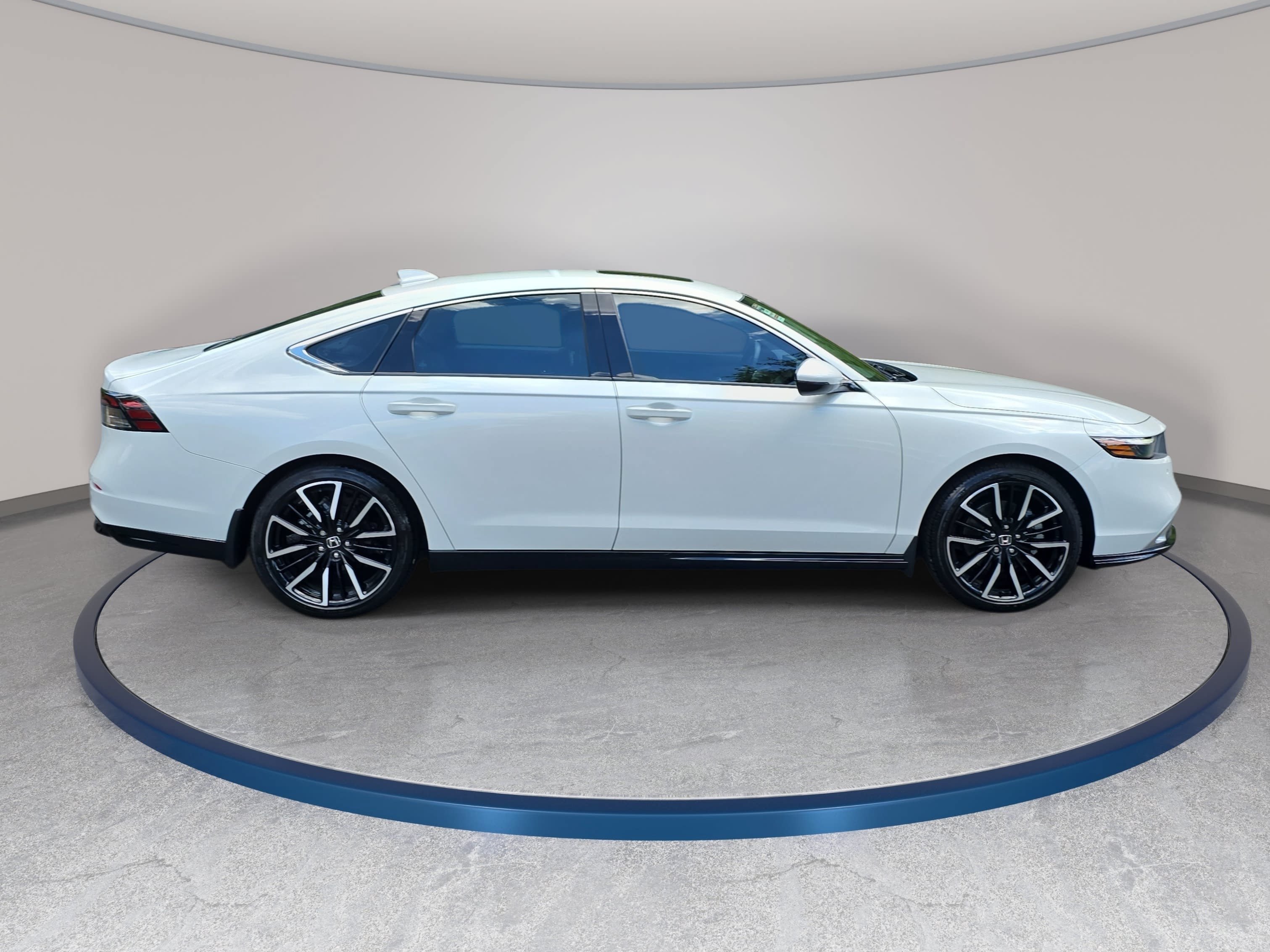 Used 2024 Honda Accord Touring image 4