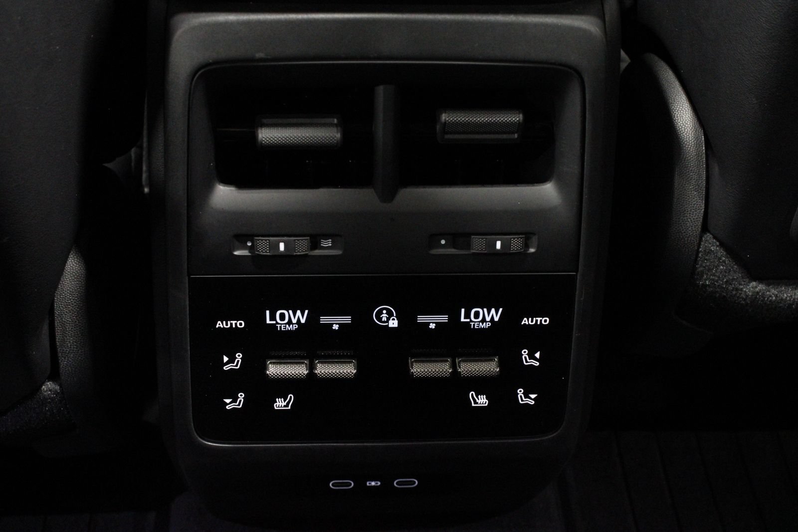 Used 2025 Porsche Macan Turbo Electric AWD/4WD image 35